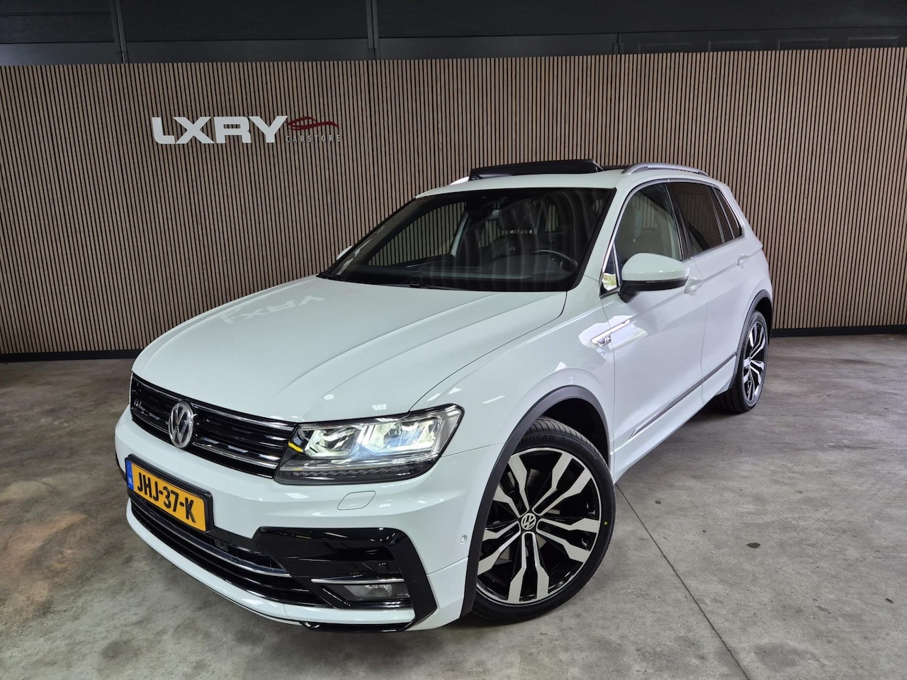 Volkswagen Tiguan - 2.0 TSI 4Motion Highline Business R-Line | Navi | Clima | Pano | 360 Camera | - AutoWereld.nl