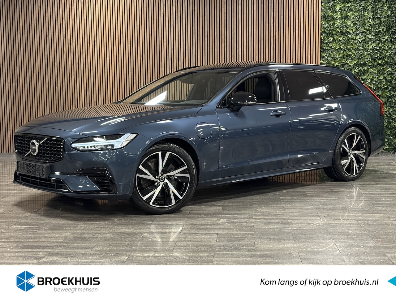 Volvo V90 - T8 AWD Recharge R-Design | Vol! | Luchtvering | Bowers & Wilkins | Trekhaak | 360° Camera - AutoWereld.nl