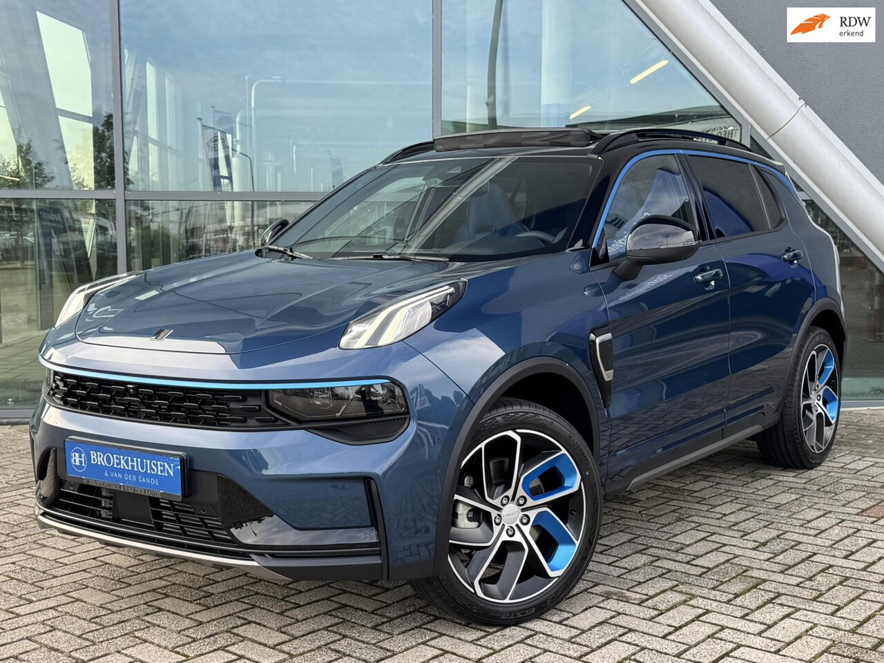 Lynk & Co 01 - 1.5 Plug in Hybride 261pk Zwarte Hemel / 6,6 KwH Snel Laden / Panoramadak / 360 Camera / S - AutoWereld.nl