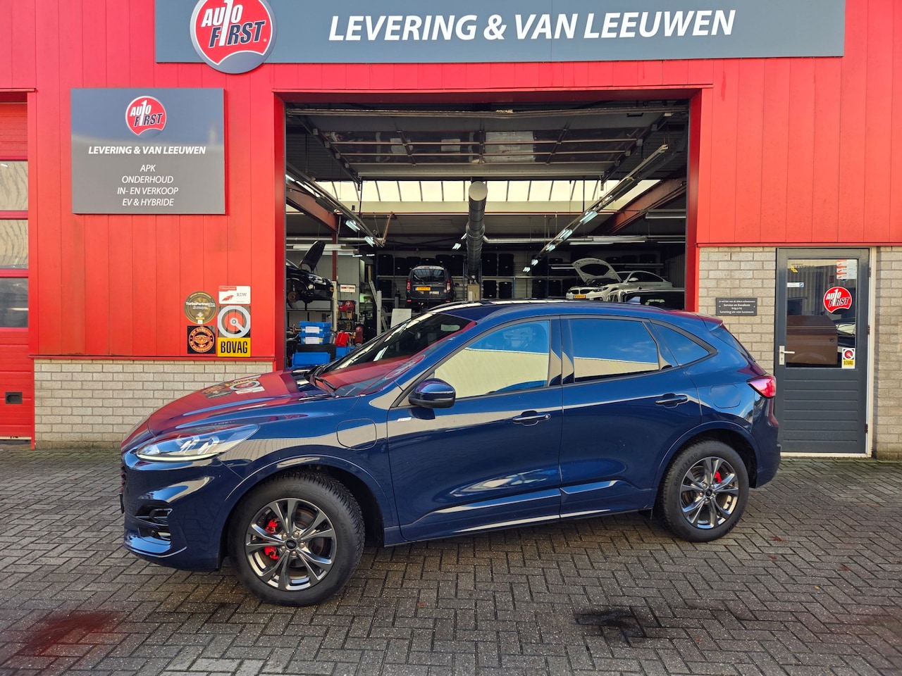 Ford Kuga - 2.5 PHEV ST-Line Navigatie/ Stoel en stuurverwarming/ Parkeersensoren voor + achter/ Rijkl - AutoWereld.nl