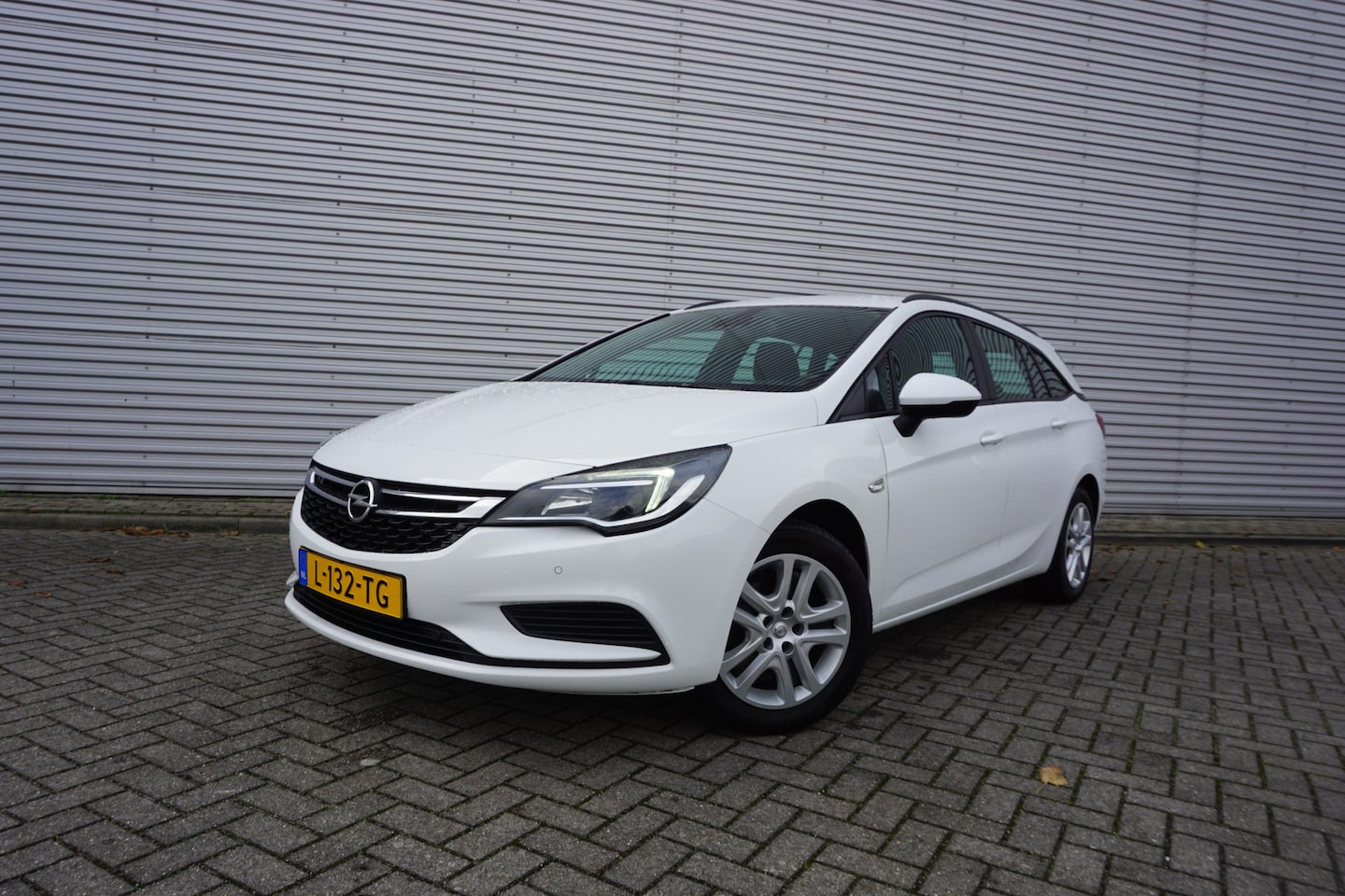 Opel Astra Sports Tourer - 1.6 CDTI Online Edition Airco / Cruise / Navi / Elektr. ramen / Trekhaak / Lm velgen - AutoWereld.nl