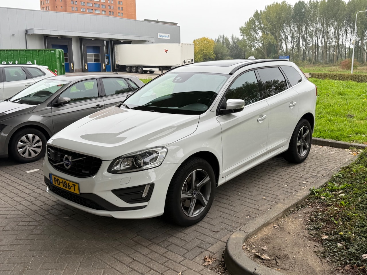 Volvo XC60 - 2.0 T5 FWD R-Design 2.0 T5 FWD R-Design - AutoWereld.nl