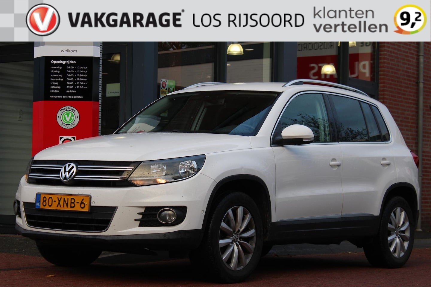 Volkswagen Tiguan - 1.4 TSI BMT *Sport* | Trekhaak | Alcantara | Cruise & Climate Control | PDC V + A | Orig. - AutoWereld.nl
