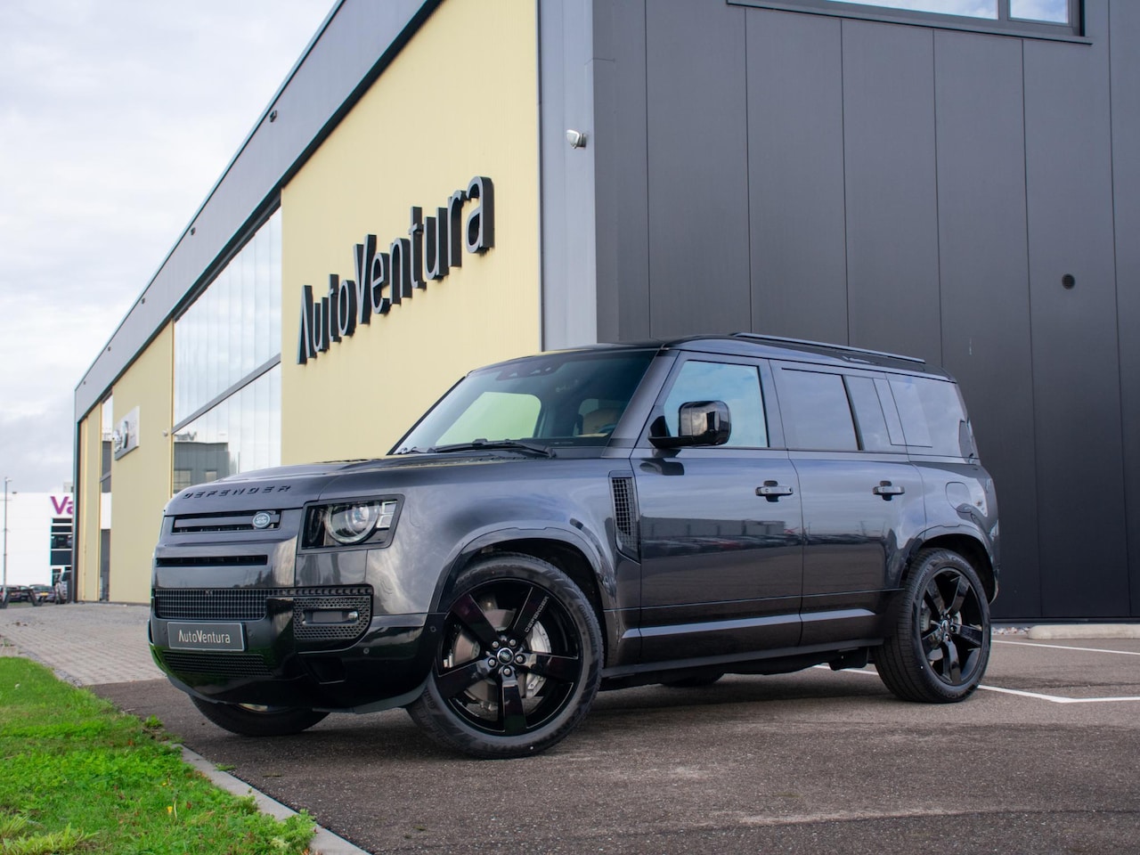 Land Rover Defender 110 - 2.0 P300e 110 X-Dynamic HSE l NP €128.562 l Torque vectoring l Schuif-/kantel Panorama dak - AutoWereld.nl