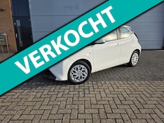 Toyota Aygo - 1.0 VVT-i x-play NL-auto / Bluetooth-Carplay/ Achteruitrijcamera / Toerenteller / Geen afl