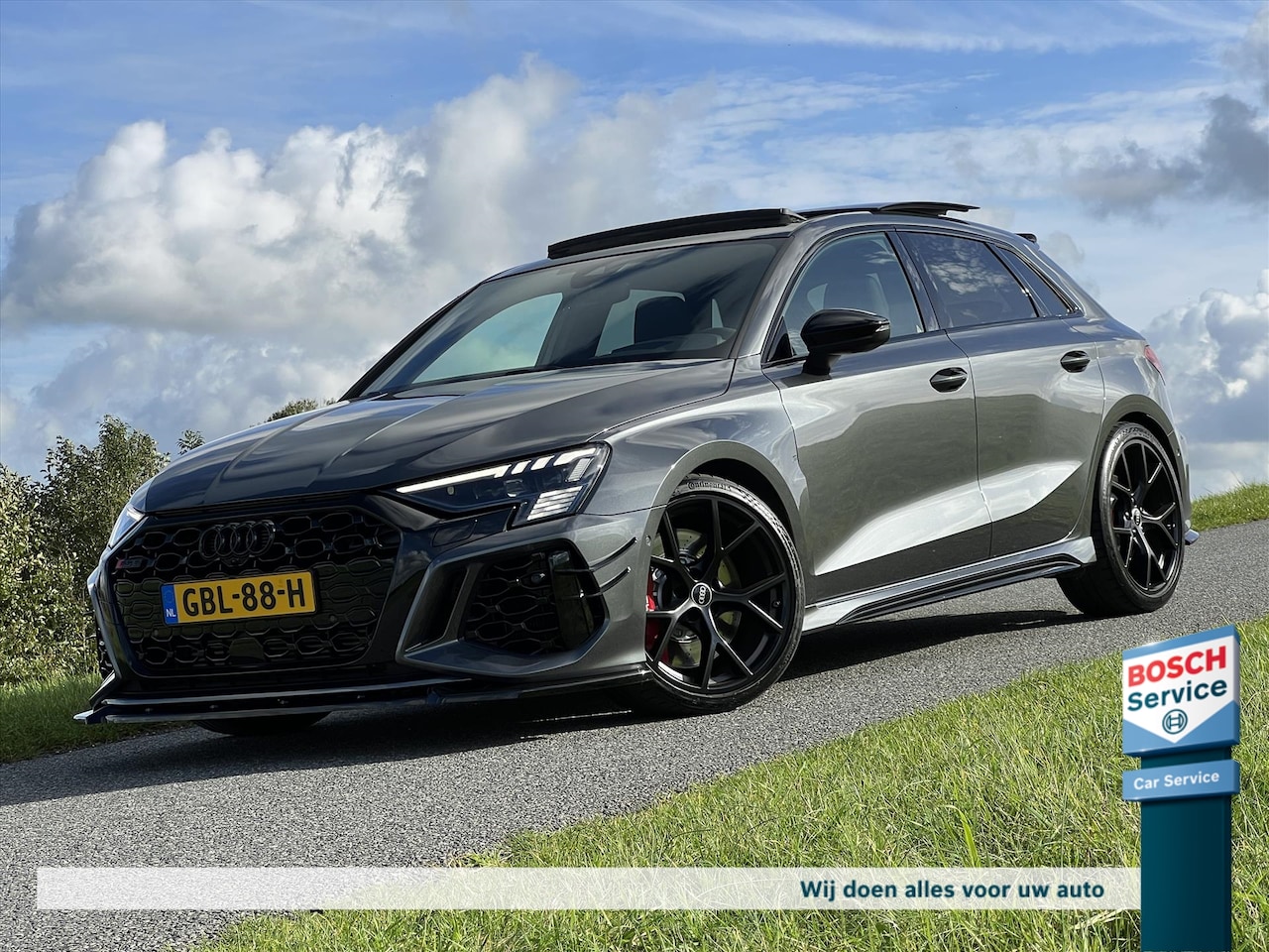 Audi RS3 - 2.5 TFSI 400PK Quattro / Pano / Carbon Diffuser / Full Maxton / Head-up / Keyless / Schaal - AutoWereld.nl