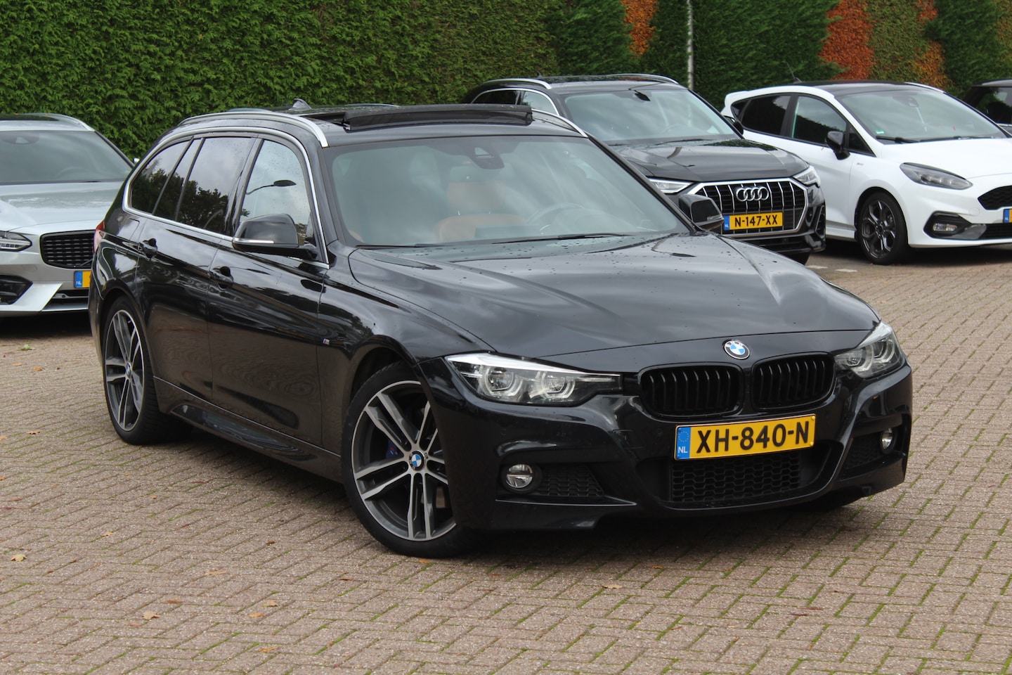 BMW 3-serie Touring - 320i M Sport Edition / Trekhaak / Panoramadak / Camera / Head-up / Leder / 19'' / Navigati - AutoWereld.nl