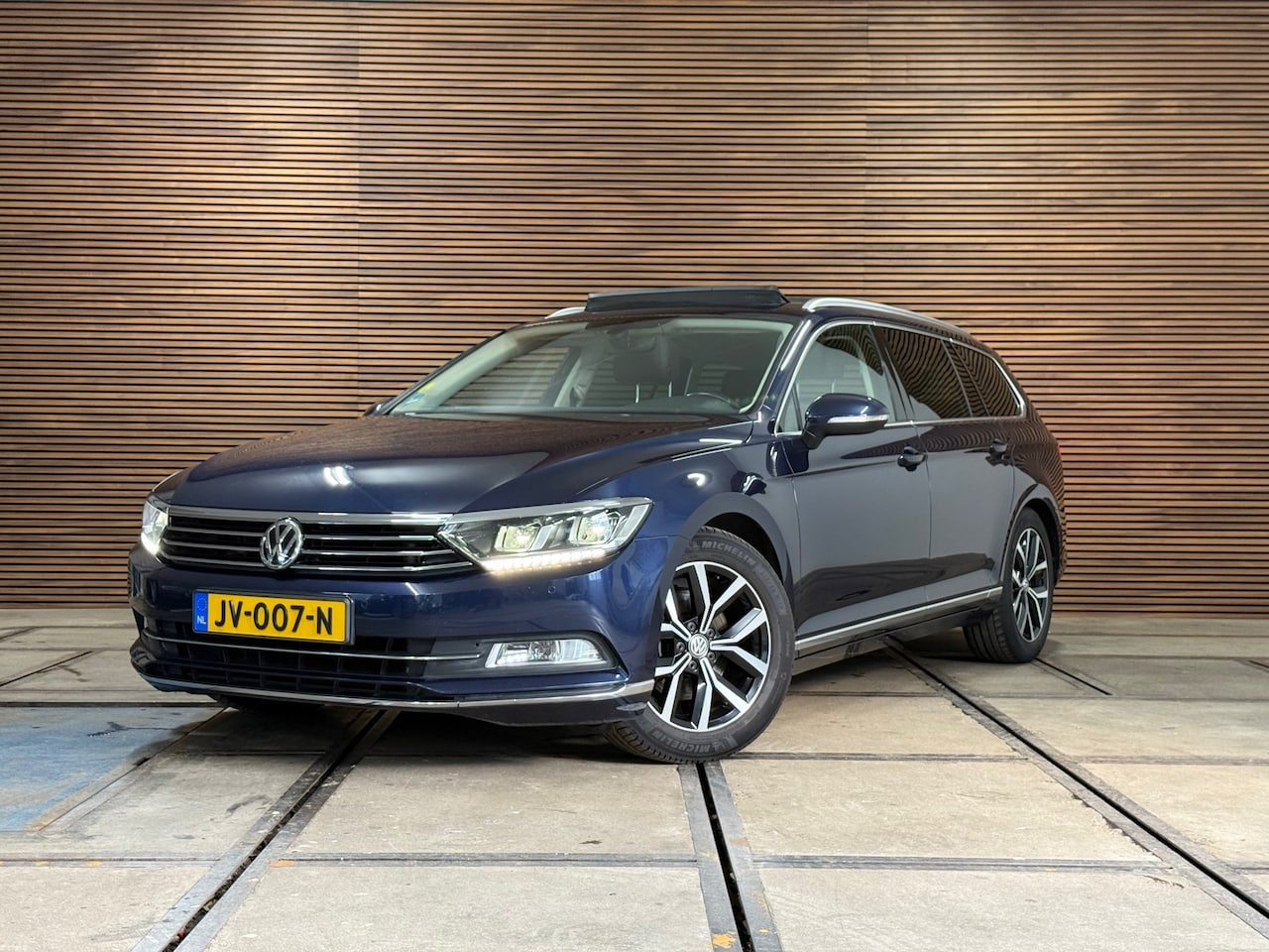 Volkswagen Passat Variant - 2.0 TDI Connected Series Plus | Pano | Adaptive Cruise | Trekhaak | Keyless | Stoelverwarm - AutoWereld.nl