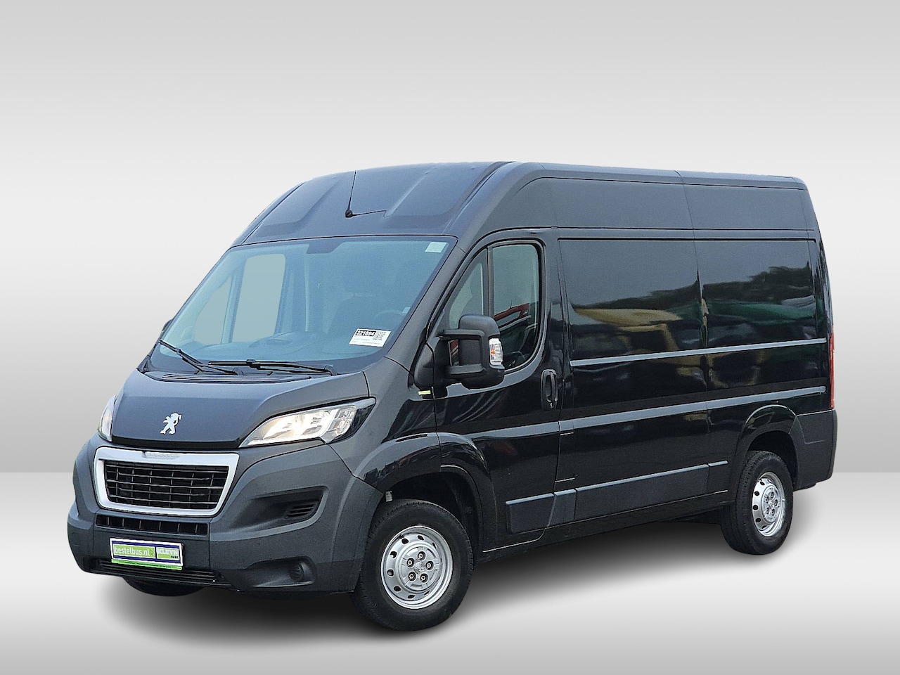 Peugeot Boxer - 330 2.2 BlueHDi 120 L2H2 Premium Navi Airco NAP Trekhaak 120Pk Euro6! - AutoWereld.nl