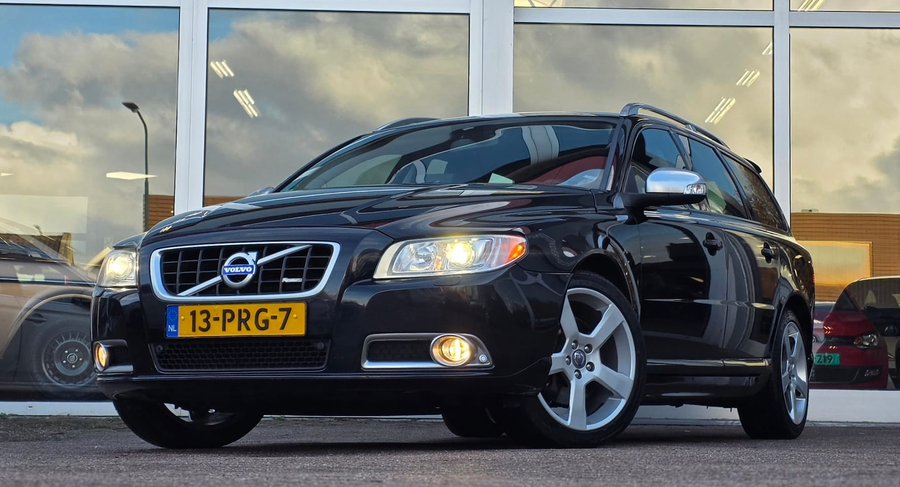 Volvo V70 - 2.0T R-Edition 3e Eigenaar Trekhaak Lerenbekleding Navi Mooi! - AutoWereld.nl