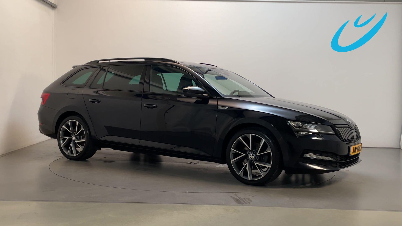 Skoda Superb Combi - 1.4 TSI iV Sportline Business Panoramadak Alcantara Stoelverwarming Camera Trekhaak - AutoWereld.nl