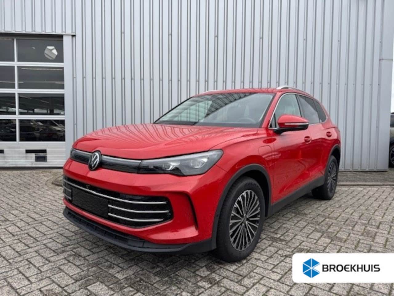 Volkswagen Tiguan - 1.5 eHybrid 272PK Elegance l Lederen Interieur incl Climate Seats en Memory l Panoramadak - AutoWereld.nl