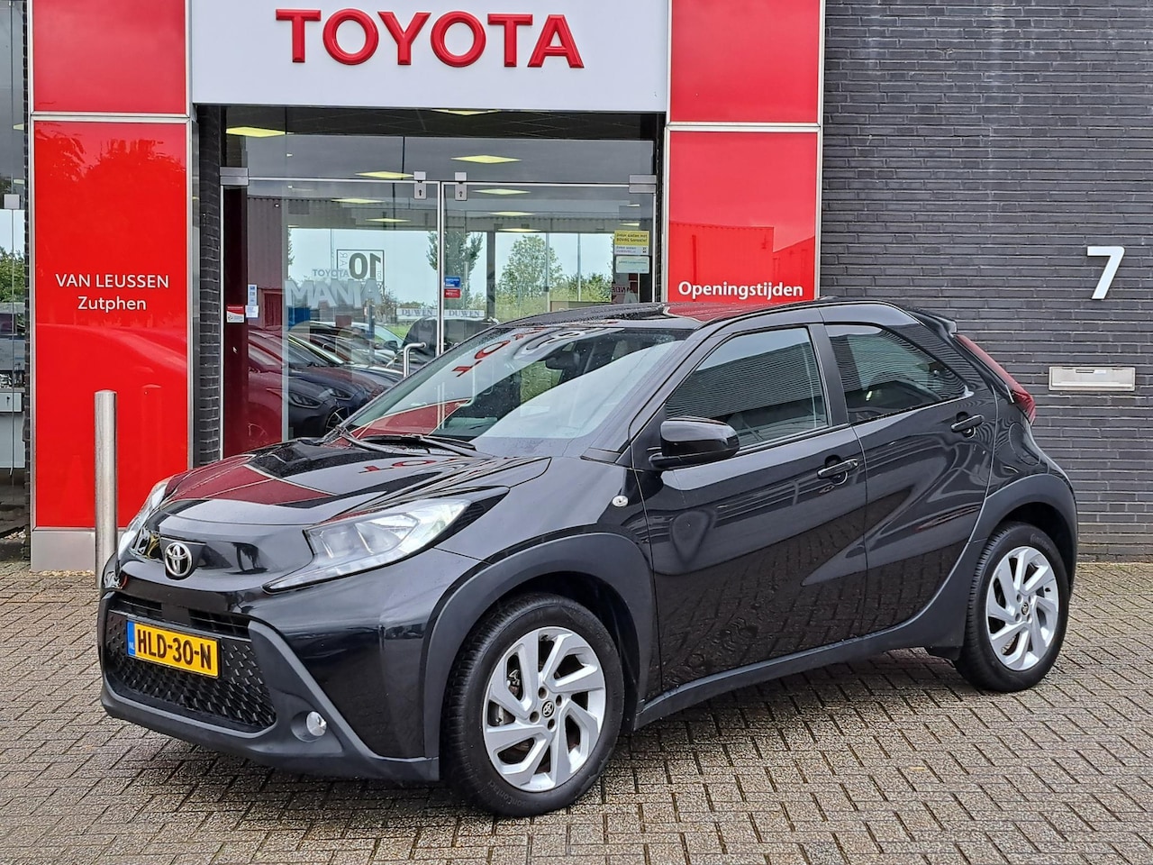 Toyota Aygo X - FIRST AUTOMAAT STOELVERWARMING KEYLESS ENTRY & START ANDROID & APPLE LM-VELGEN - AutoWereld.nl
