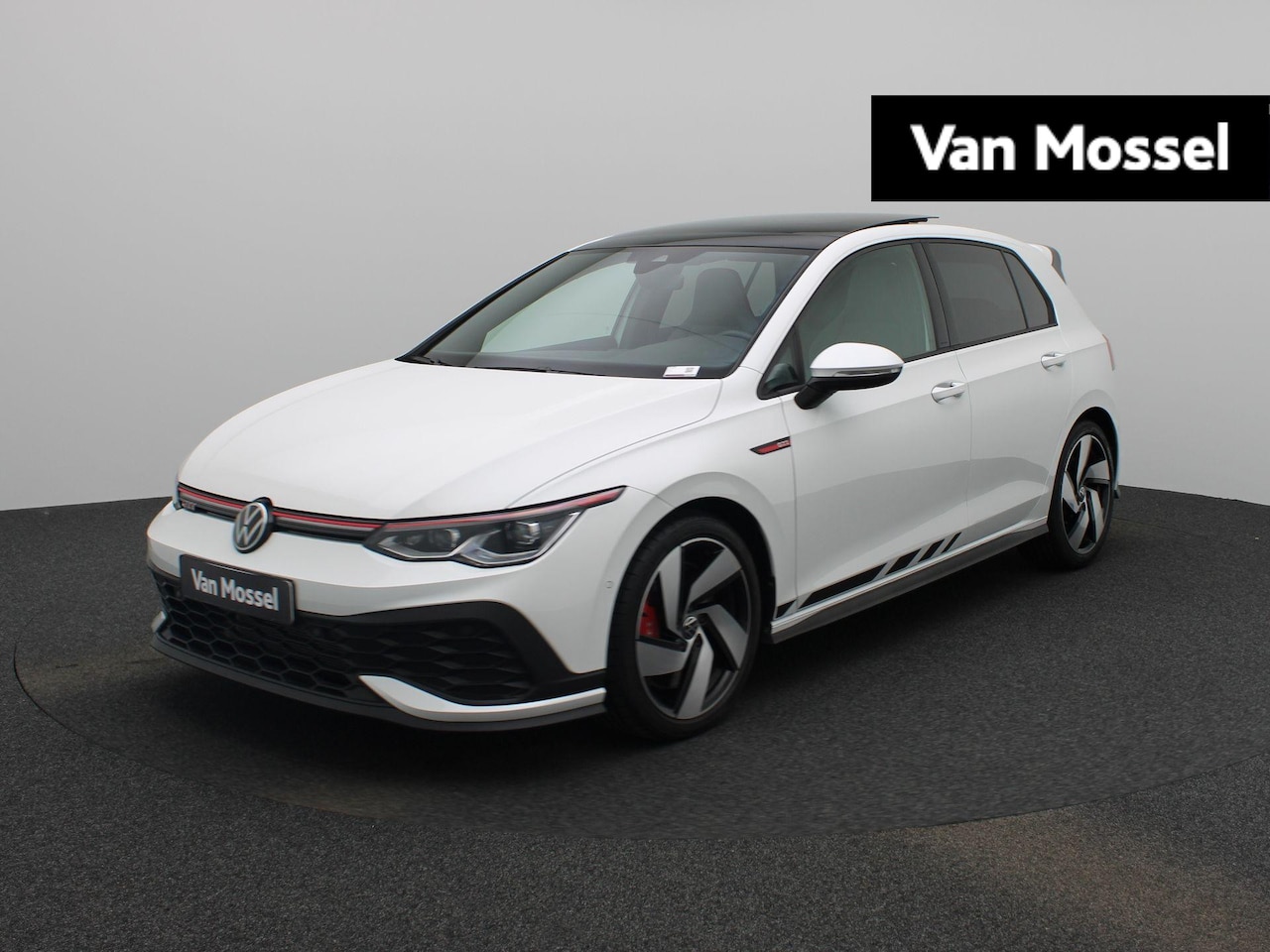 Volkswagen Golf - 2.0 TSI GTI Clubsport 300 PK | Automaat | Leder | Panorama Dak | LED Matrix | Stoelverwarm - AutoWereld.nl