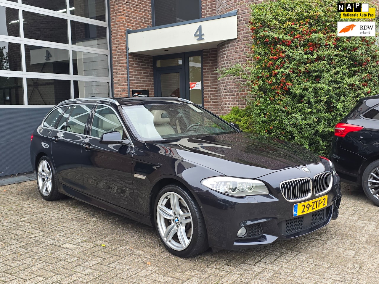 BMW 5-serie Touring - 530xd Upgrade Edition M |Pano |Leer |Nap - AutoWereld.nl