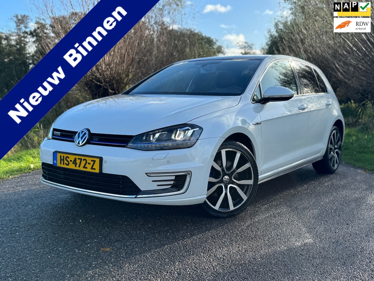 Volkswagen Golf - 1.4 TSI GTE Automaat / Panoramadak / Leder / BTW auto / 18" Velgen / Clima / Stoelverwarmi - AutoWereld.nl
