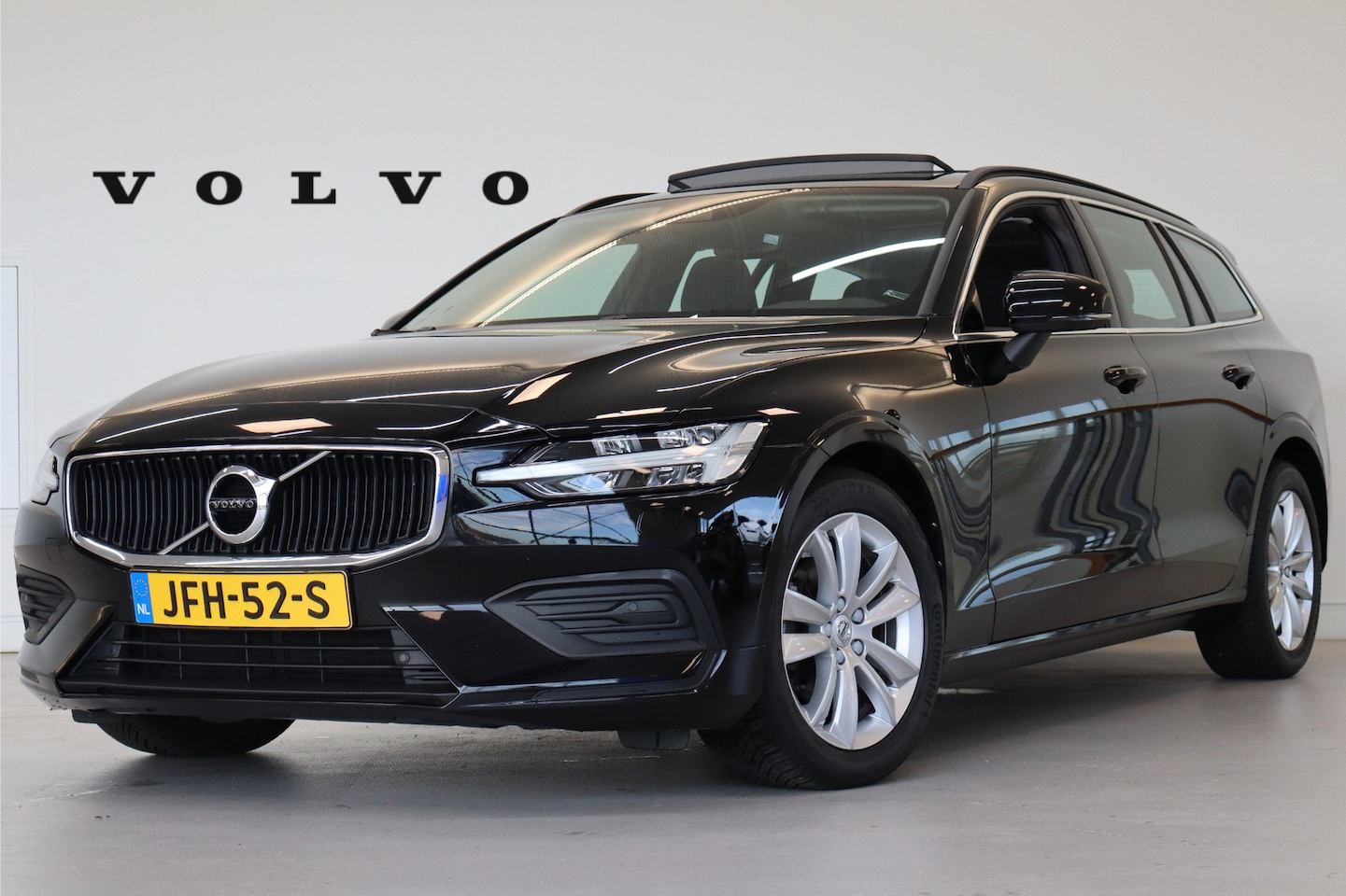 Volvo V60 - B4 197PK Momentum Business | Panoramadak | Adap Cruise | Camera | Park Assist | Carplay - AutoWereld.nl