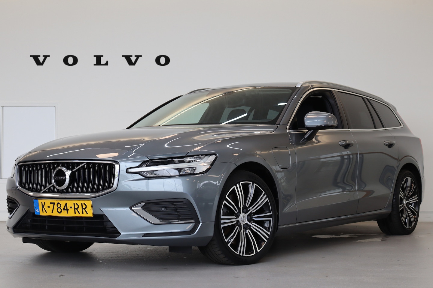 Volvo V60 - T6 340PK AWD Inscription | Intellisafe | Camera | Harman Kardon | Gelaagd glas rondom - AutoWereld.nl