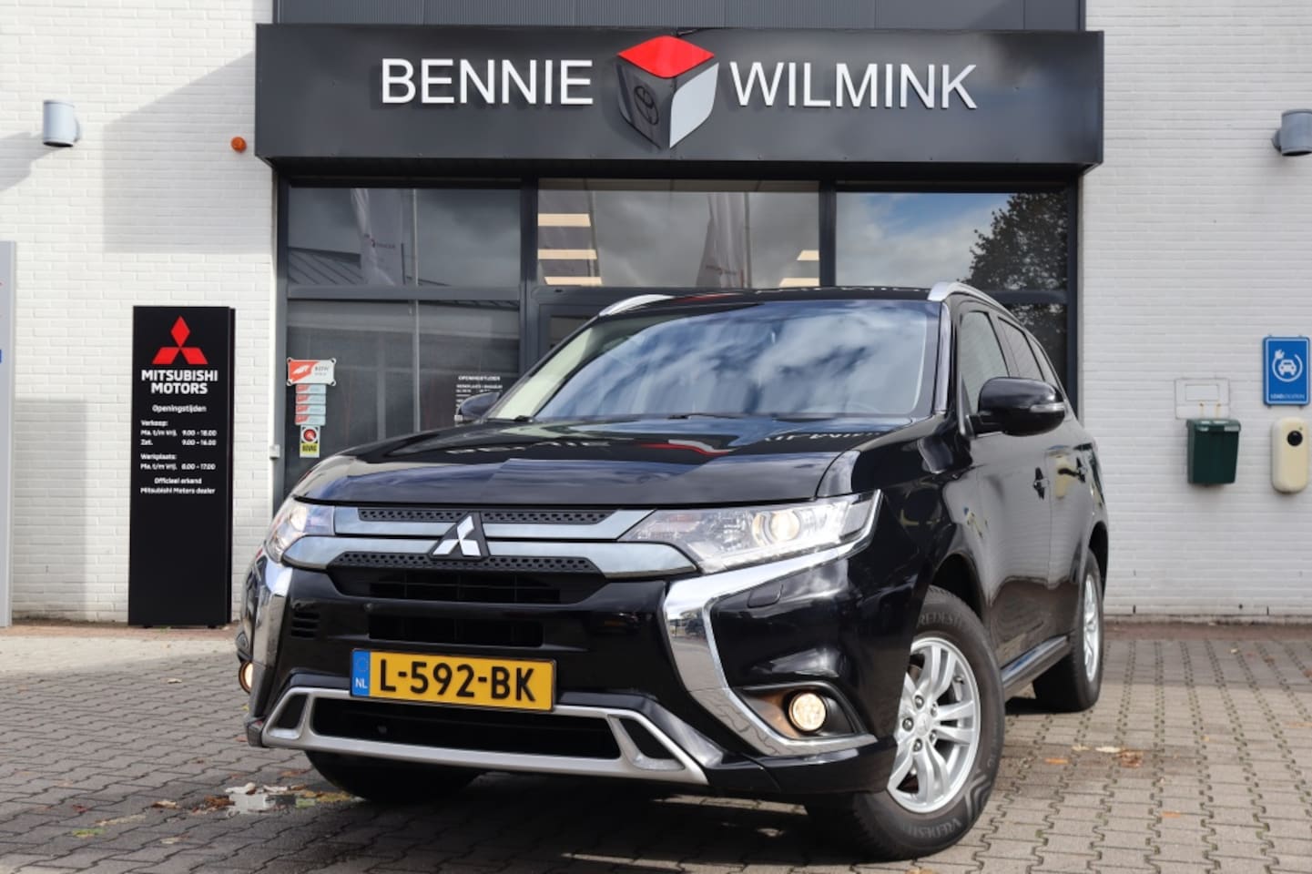 Mitsubishi Outlander - 2.4 PHEV Pure Apple/AndroidAuto/AllSeasons - AutoWereld.nl