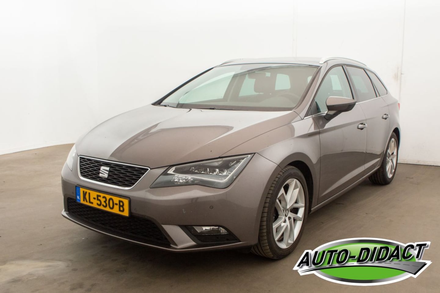SEAT Leon - 1.6 TDI Clima Navi Camera Style Connect Ecomotive - AutoWereld.nl