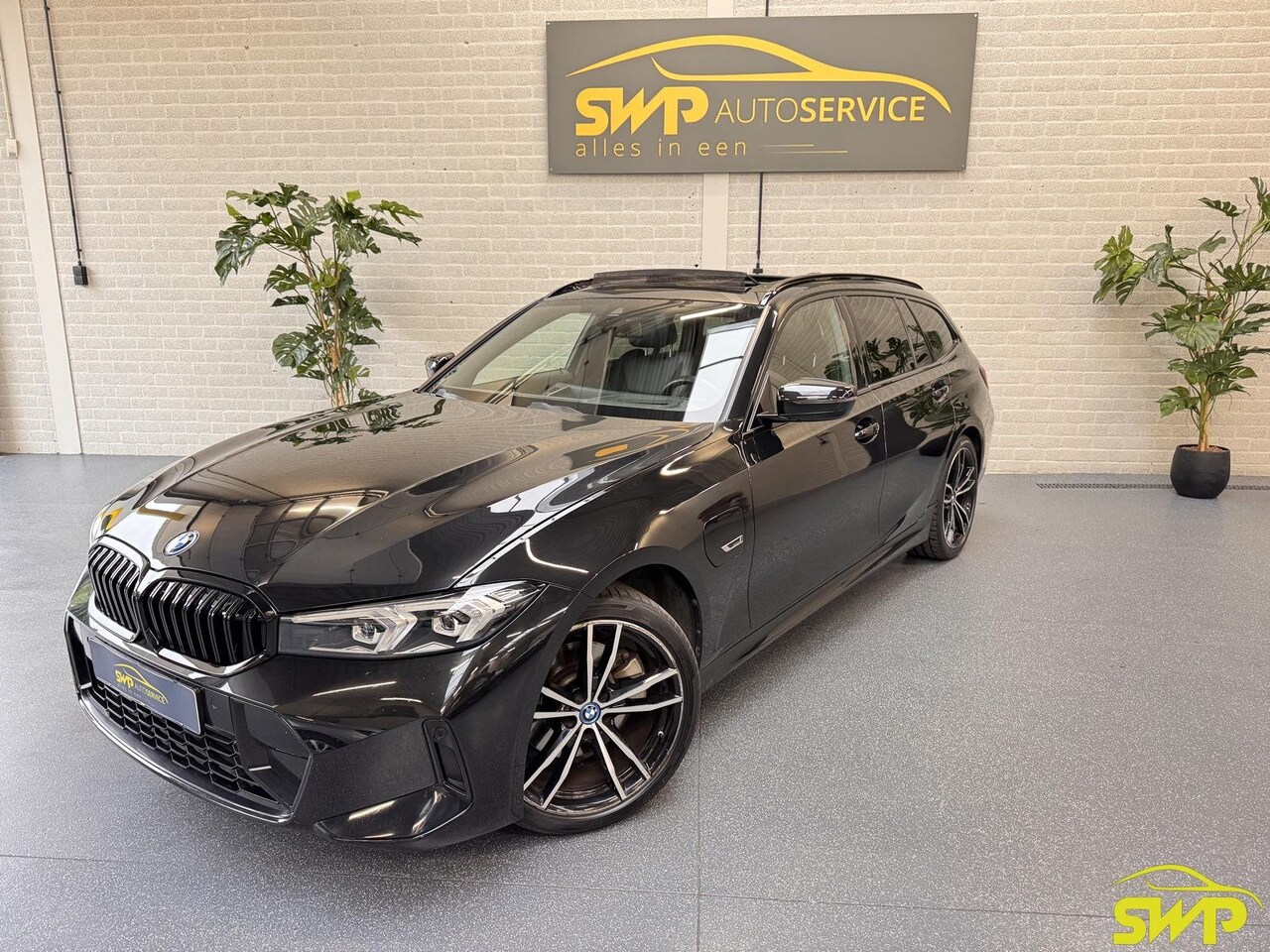 BMW 3-serie Touring - 320e | M-sport | Pano | Elektr. Stoel. | HUD | Keyless - AutoWereld.nl
