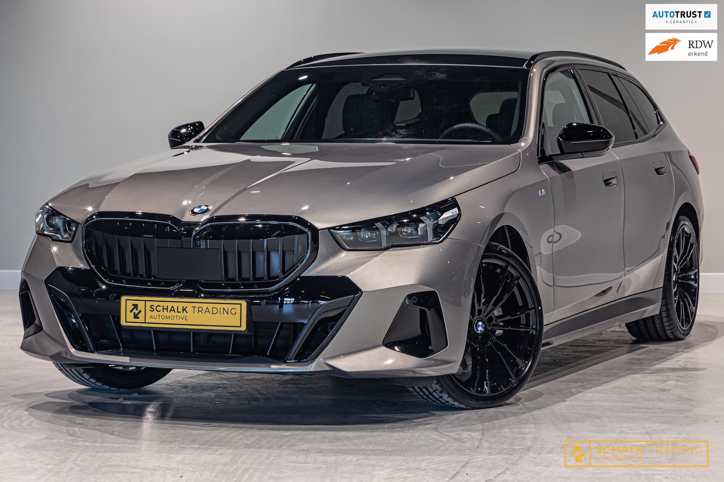 BMW 5-serie Touring - 520i|M-sport|E-trekhaak|HUD|H&K|Pano|Ful - AutoWereld.nl