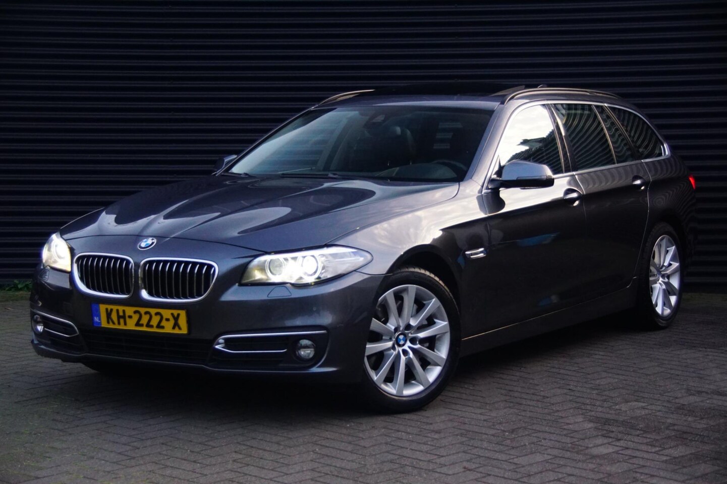 BMW 5-serie Touring - 530d High Executive | Pano | Trekhaak | Adapt. onderstel | Goed onderhouden | - AutoWereld.nl