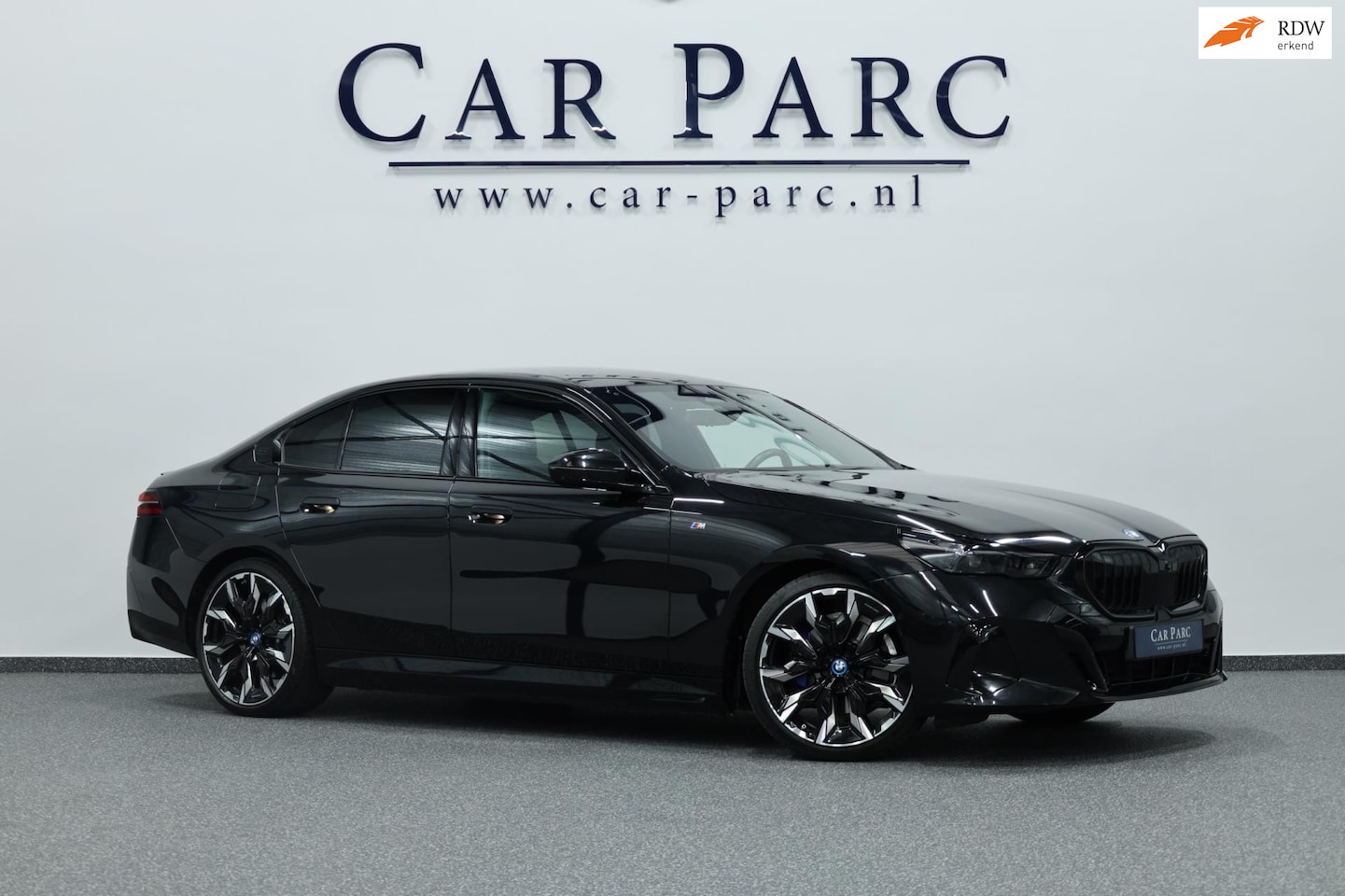 BMW 5-serie - 530e Individual M-Sport LASER/VIRTUAL/SFEER/PANO/LEER+S.VERWARMING+MEMORY/LMV/360/ACC/ECC/ - AutoWereld.nl