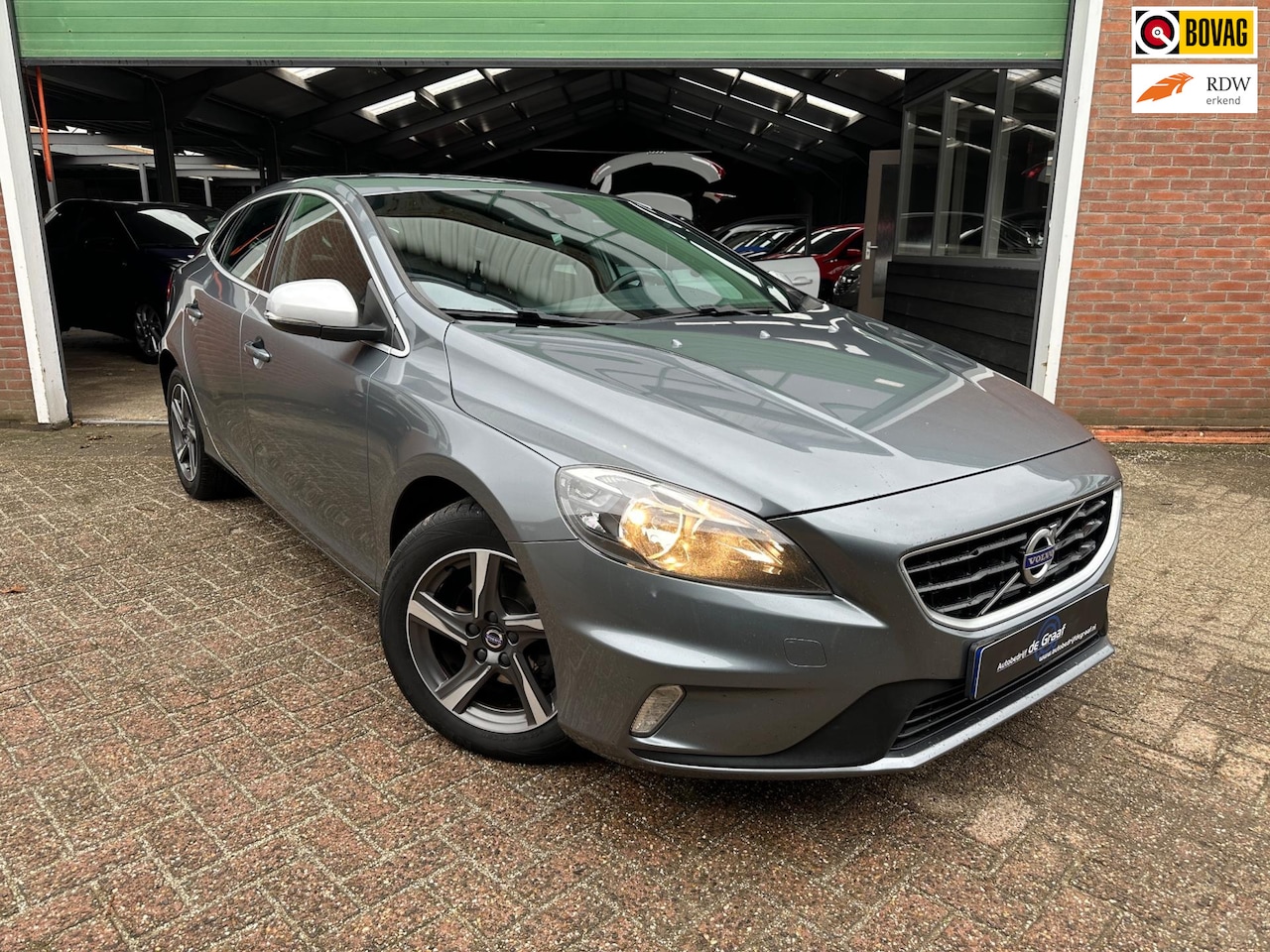 Volvo V40 - 2.0 D2 R-DESIGN|CRUISE/PDC/NAVI/TREKHAAK/BLUETOOTH - AutoWereld.nl