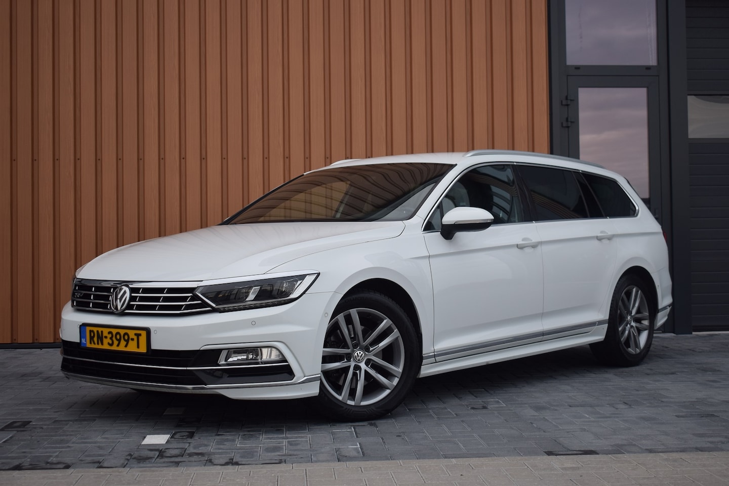 Volkswagen Passat Variant - 1.4 TSI 150pk DSG R-line | BTW | Virtual | Camera - AutoWereld.nl