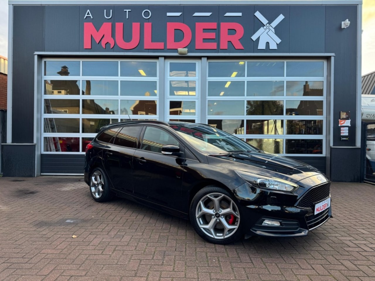 Ford Focus - ST / CARPLAY / RECARO / CAMERA / STOELVERW. / CRUISECONTROL / ORIGINEEL! - AutoWereld.nl