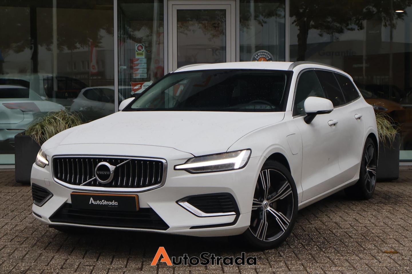 Volvo V60 - T6 Recharge Business Pro 340pk | Harman/Kardon | Keyless | ACC | Leder | Stoelverwarming | - AutoWereld.nl