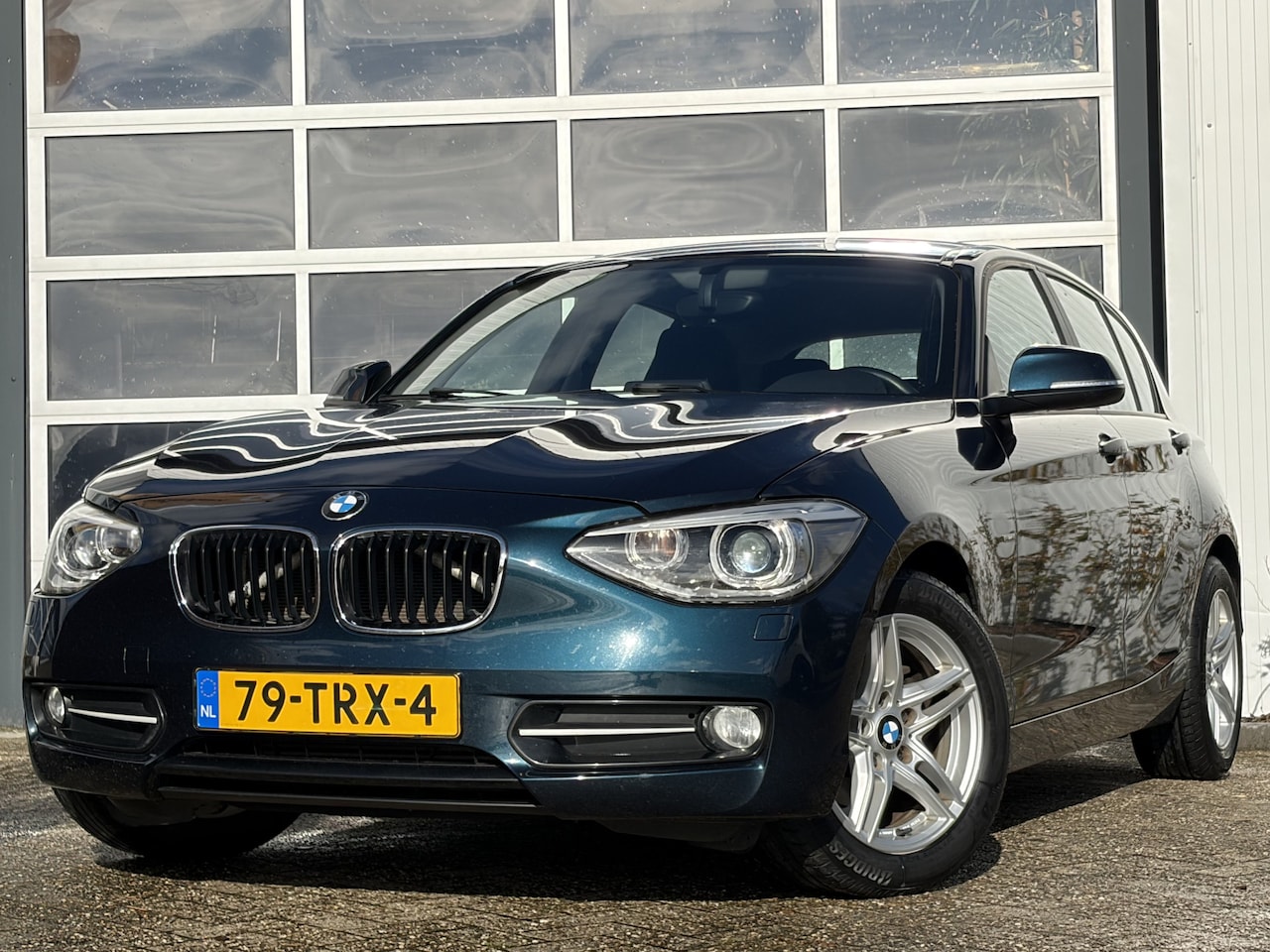 BMW 1-serie - 116i Business+ 136pk | Airco | Bi-xenon koplampen | Cruise control | Lichtmetalen velgen 1 - AutoWereld.nl