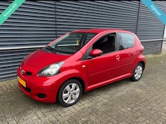 Toyota Aygo - 1.0-12V Aspiration Red |Leder|Navi|Airco|NWE APK| Luxe Uitvoeting|Alcantara|Toerenteller|