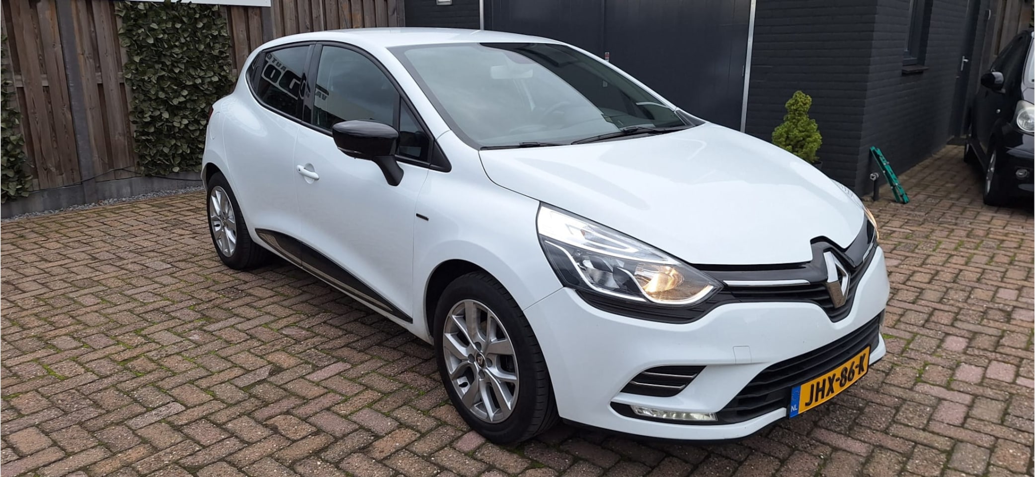 Renault Clio - 0.9 TCE LIMITED / NAVIGATIE / Airco / BLEUTOOTH - AutoWereld.nl