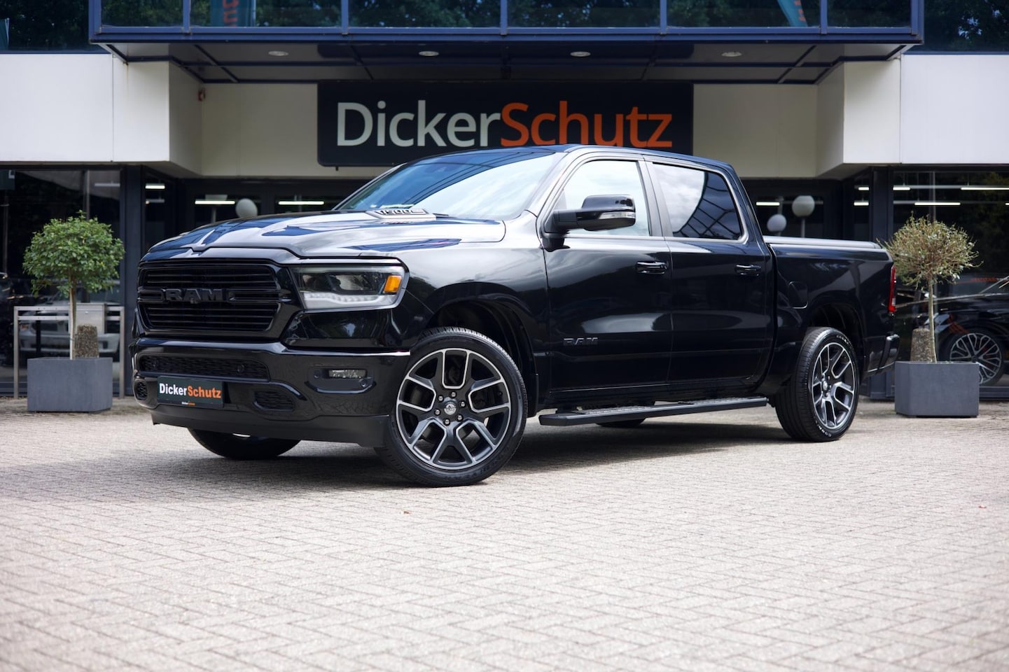 Dodge Ram 1500 - 5.7 V8 4x4 Crew Cab Sport 5.7 V8 4x4 Crew Cab Sport - AutoWereld.nl