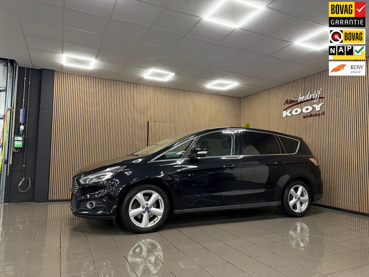 Ford S-Max - 2.0 Titanium * Automaat / Panoramadak / Trekhaak / Navigatie / NL Auto * - AutoWereld.nl