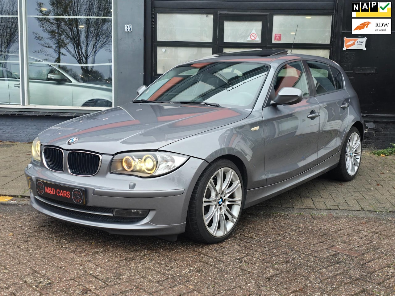 BMW 1-serie - 120i Business Line Edition AUTOMAAT/NAP/SCHUIFDAK/NAVI - AutoWereld.nl