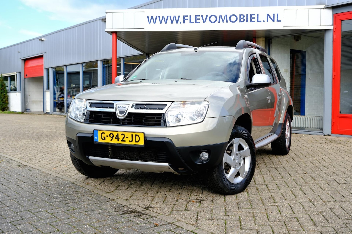 Dacia Duster - 1.6 Lauréate 2wd Airco|LMV|Navi|DAB+ - AutoWereld.nl
