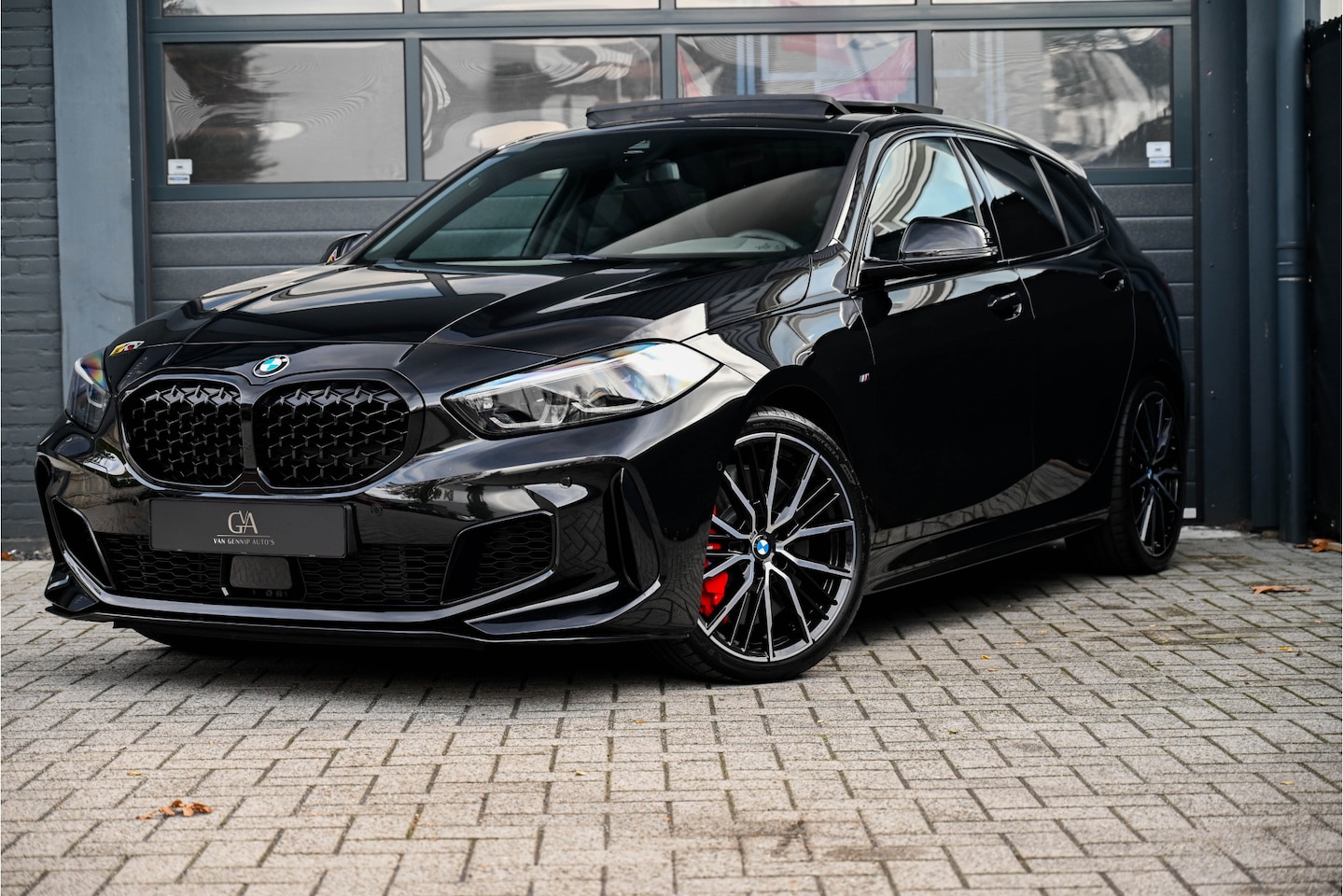 BMW 1-serie - M135i xDrive M135i xDrive, M Performance, PANO,ACC,H&K,KUIPSTOELEN,CAMERA - AutoWereld.nl