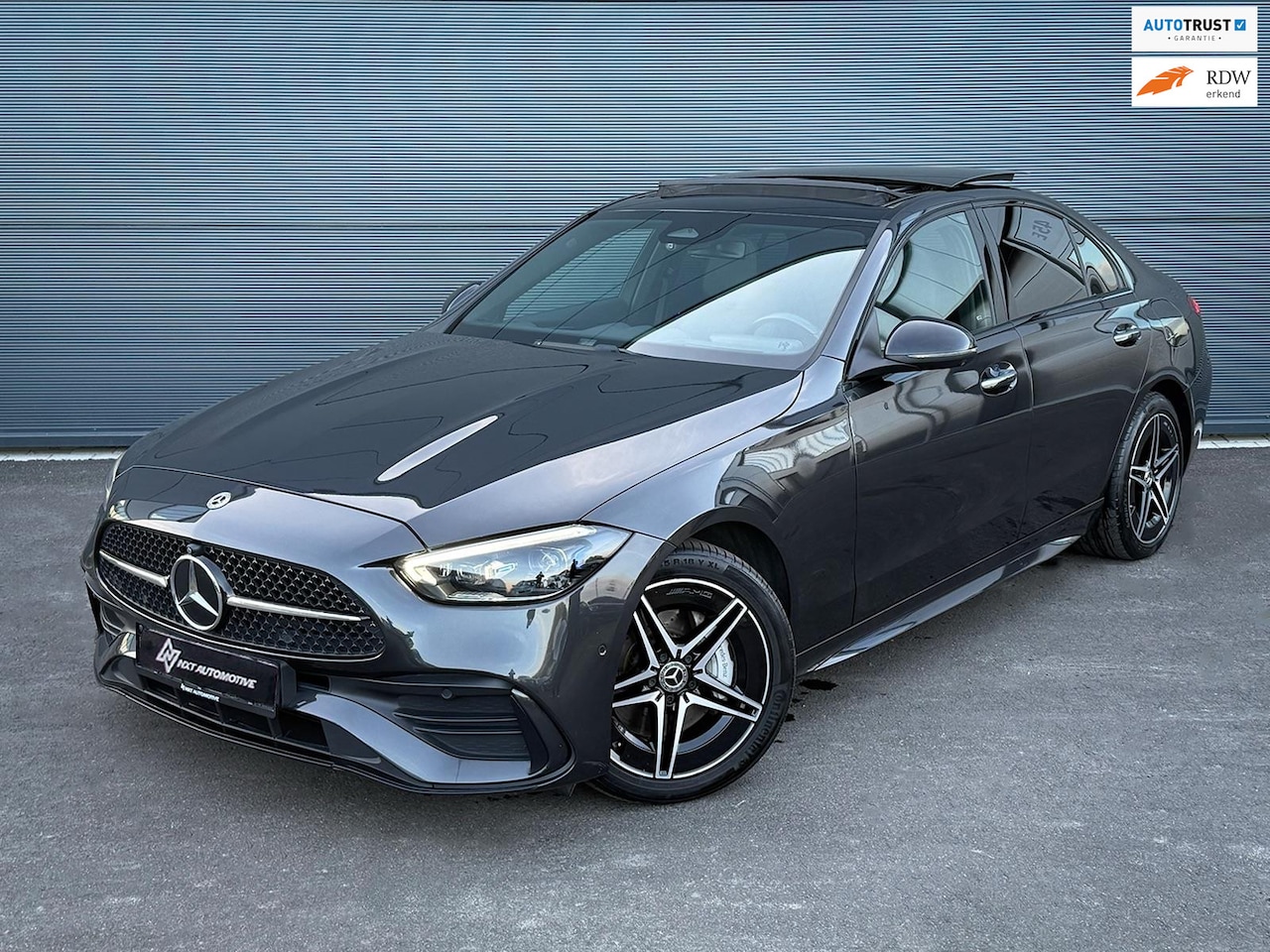 Mercedes-Benz C-klasse - 300e AMG Pano, Multibeam LED, 360° camera, Distronic, Keyless, ambient light, navi, stoelv - AutoWereld.nl