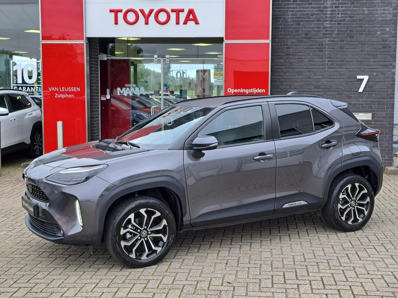 Toyota Yaris Cross - 1.5 HYBRID 115 DYNAMIC 17"LMV STOEL/STUURVERW. APPLE/ANDROID CAMERA KEYLESS PRIVACY-GLASS - AutoWereld.nl