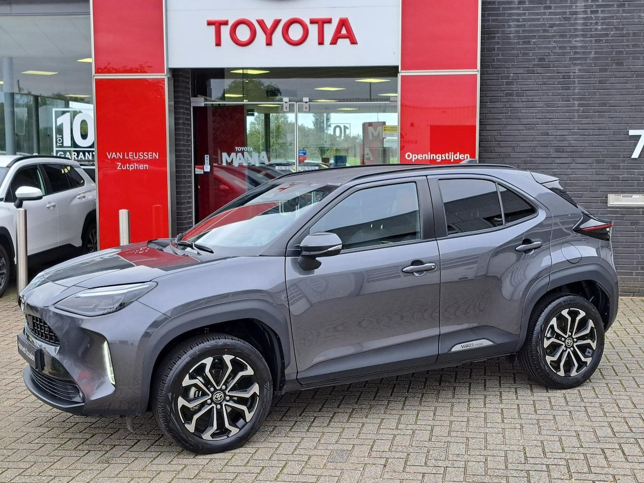 Toyota Yaris Cross - 1.5 HYBRID 115 DYNAMIC 17"LMV STOEL/STUURVERW. APPLE/ANDROID CAMERA KEYLESS PRIVACY-GLASS - AutoWereld.nl