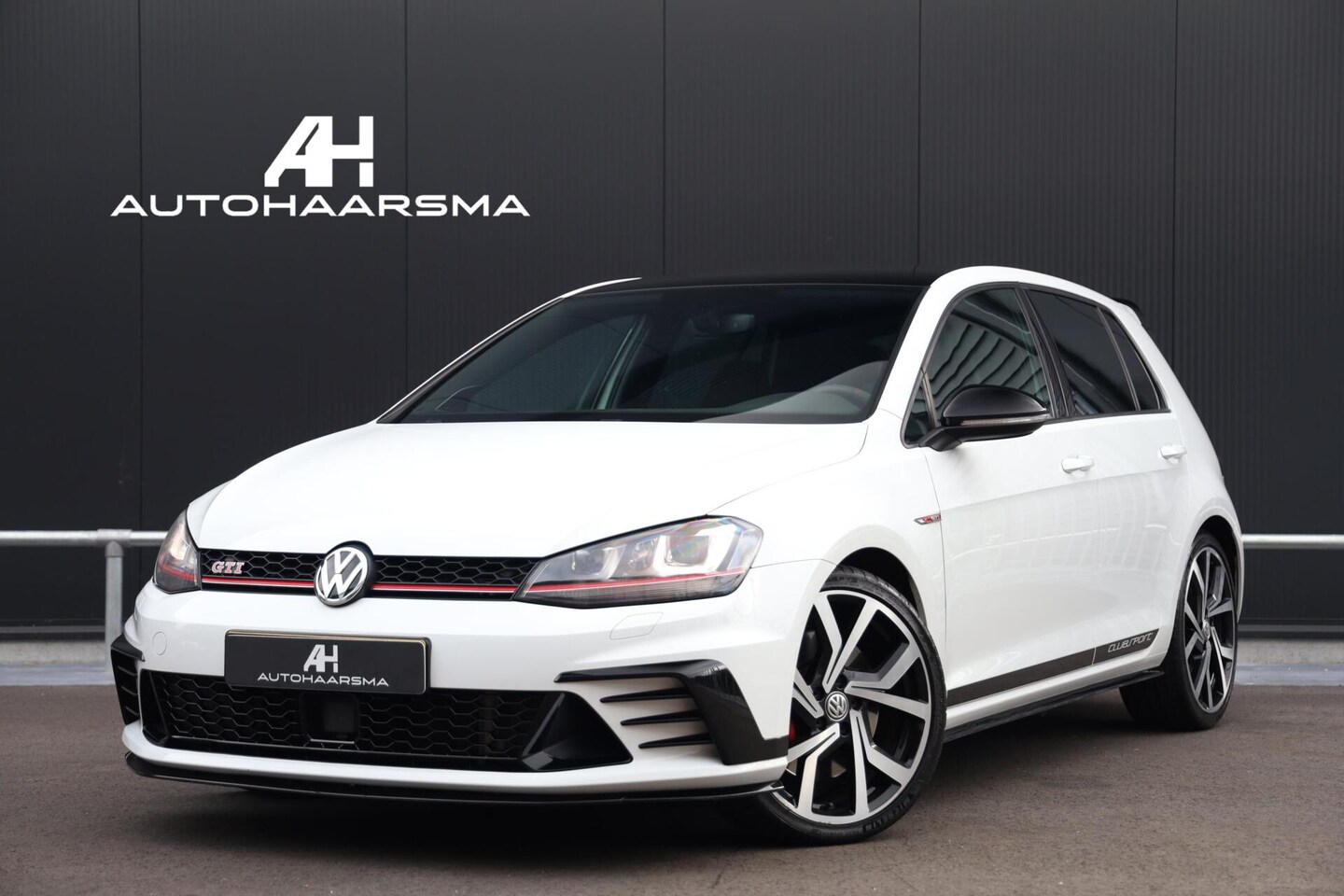 Volkswagen Golf - 2.0 TSI DSG GTI Clubsport Schaalstoelen Stoelverwarming Camera ACC CarPlay DAB+ 19-inch NL - AutoWereld.nl