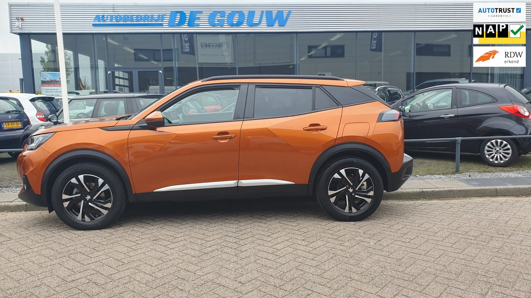 Peugeot 2008 - 1.2 PureTech Blue Lease Allure AUTOMAAT - AutoWereld.nl
