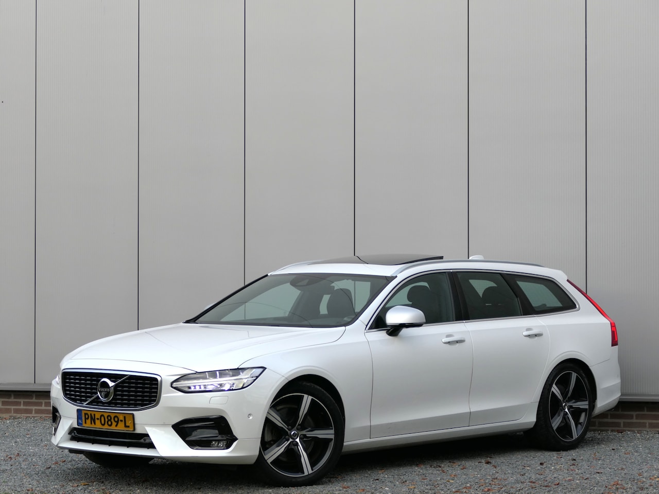 Volvo V90 - T5 AUT R-Design 12 MND garantie / Panoramadak / Bowers&Wilkins / Stuurverwarming - AutoWereld.nl