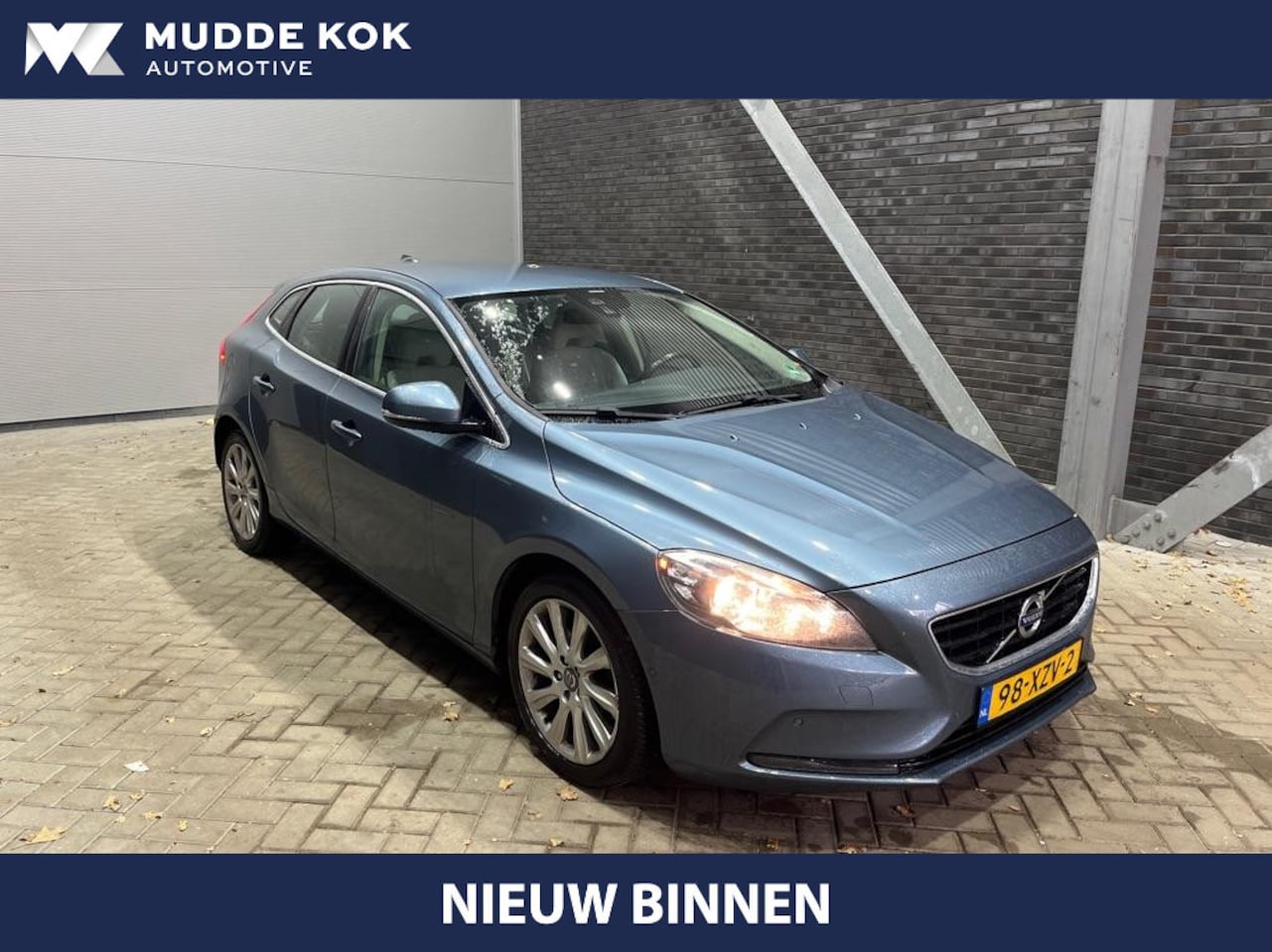 Volvo V40 - 1.6 T3 Momentum | Camera | 17 Inch | Navigatie | Park Assist | Cruise Control - AutoWereld.nl
