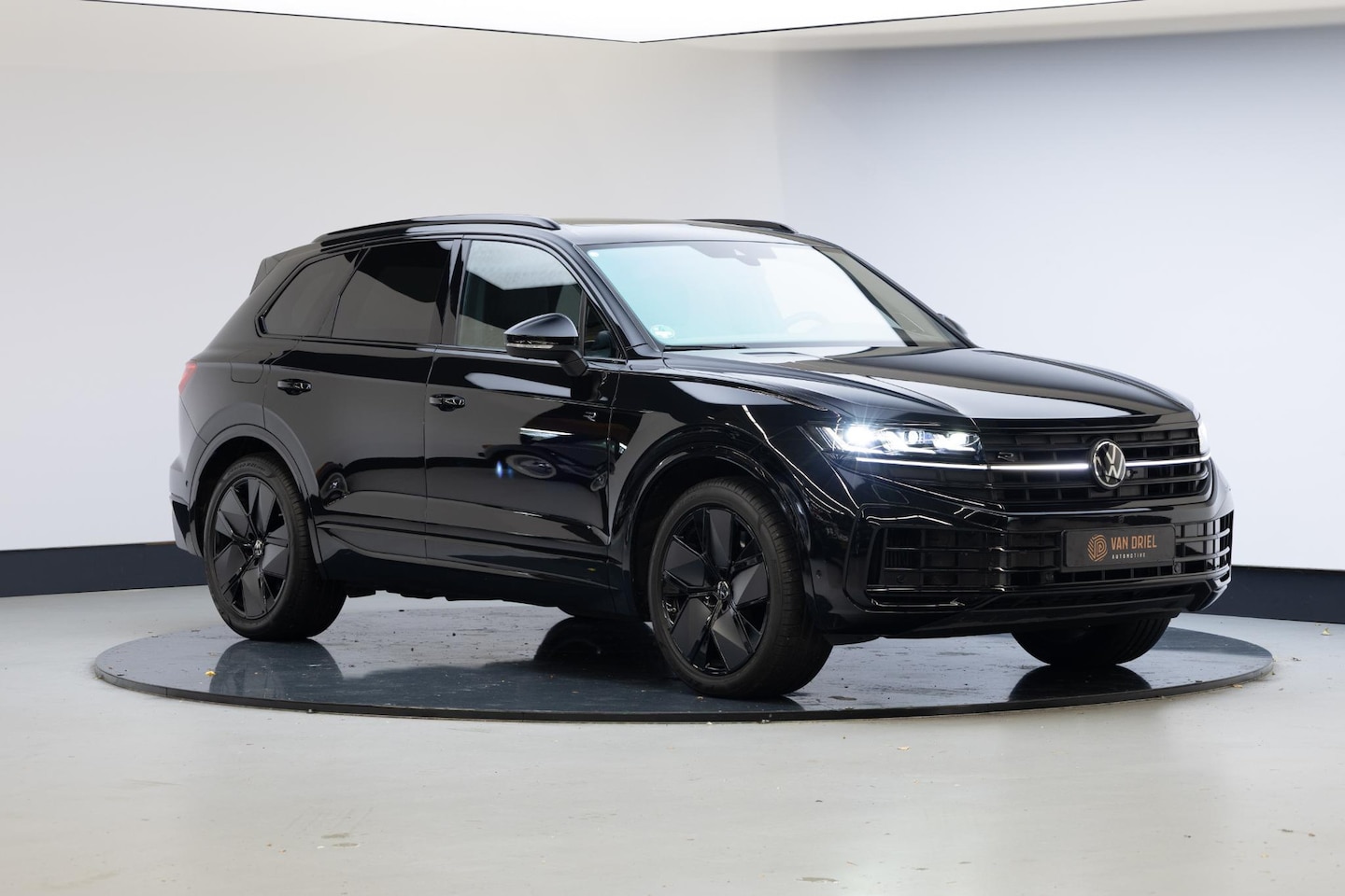 Volkswagen Touareg - 3.0 TSi eHybrid 4MOTION R | Assistance Pakket | Trekhaak | 21 Inch | - AutoWereld.nl