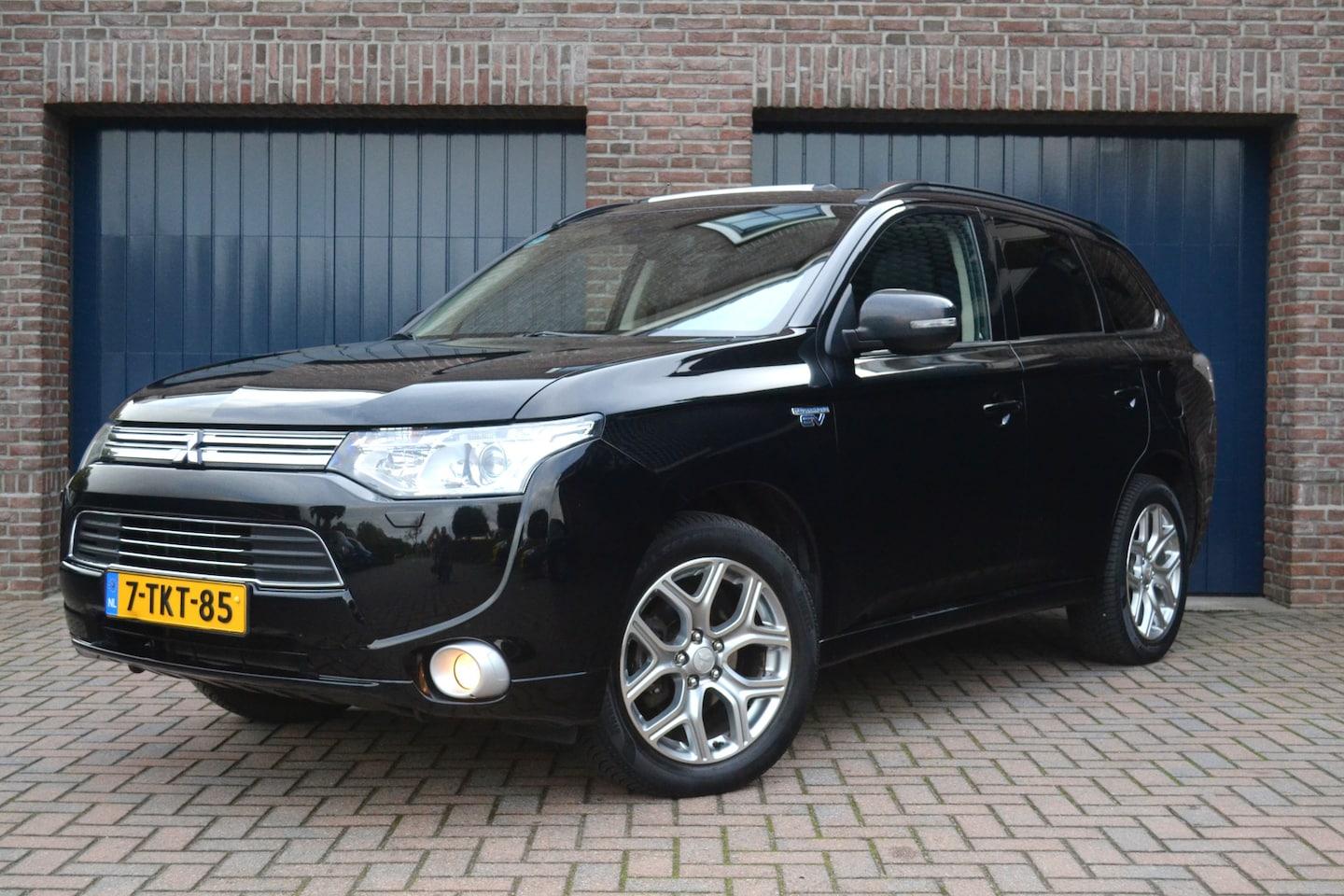 Mitsubishi Outlander - 2.0 PHEV Instyle | Keyless | Camera | Dealer onderhouden | Trekhaak | Schuifdak - AutoWereld.nl