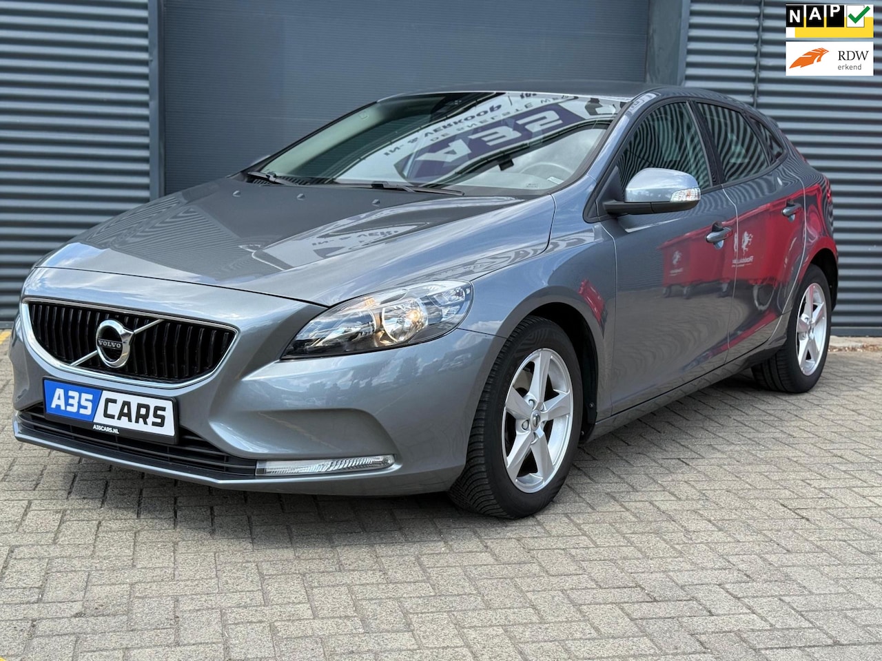 Volvo V40 - 2.0 T2 CAMERA|CRUISE|STOELVERWARMING|APK - AutoWereld.nl